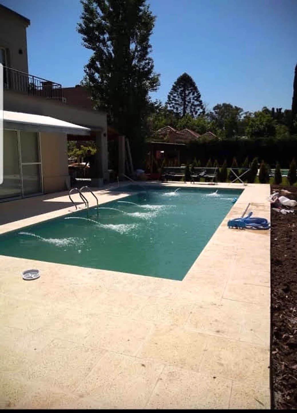 Piscina con chorros laminares en funcionamiento y solárium