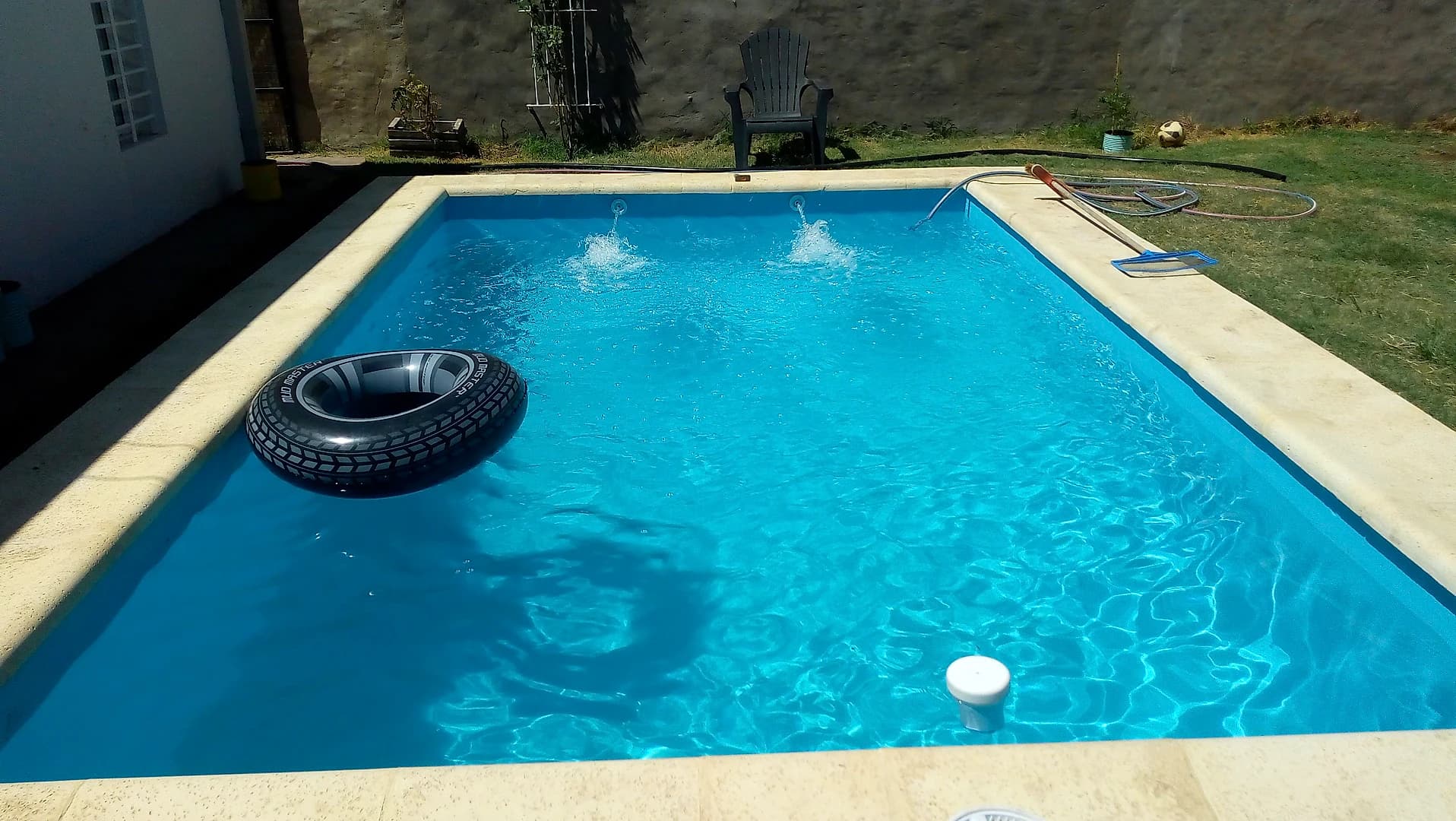Piscina residencial con solárium atérmico y chorros de hidromasaje