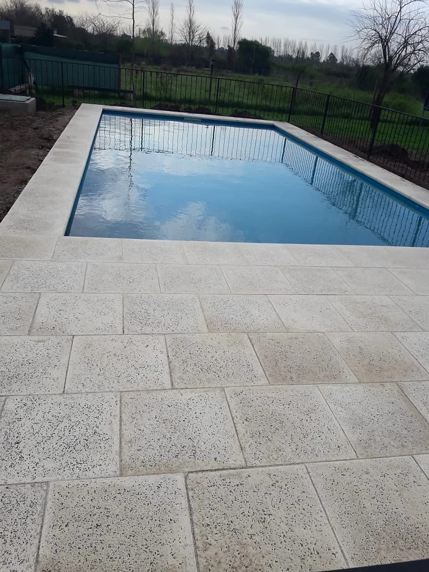 Piscina con amplio solárium de losetas atérmicas