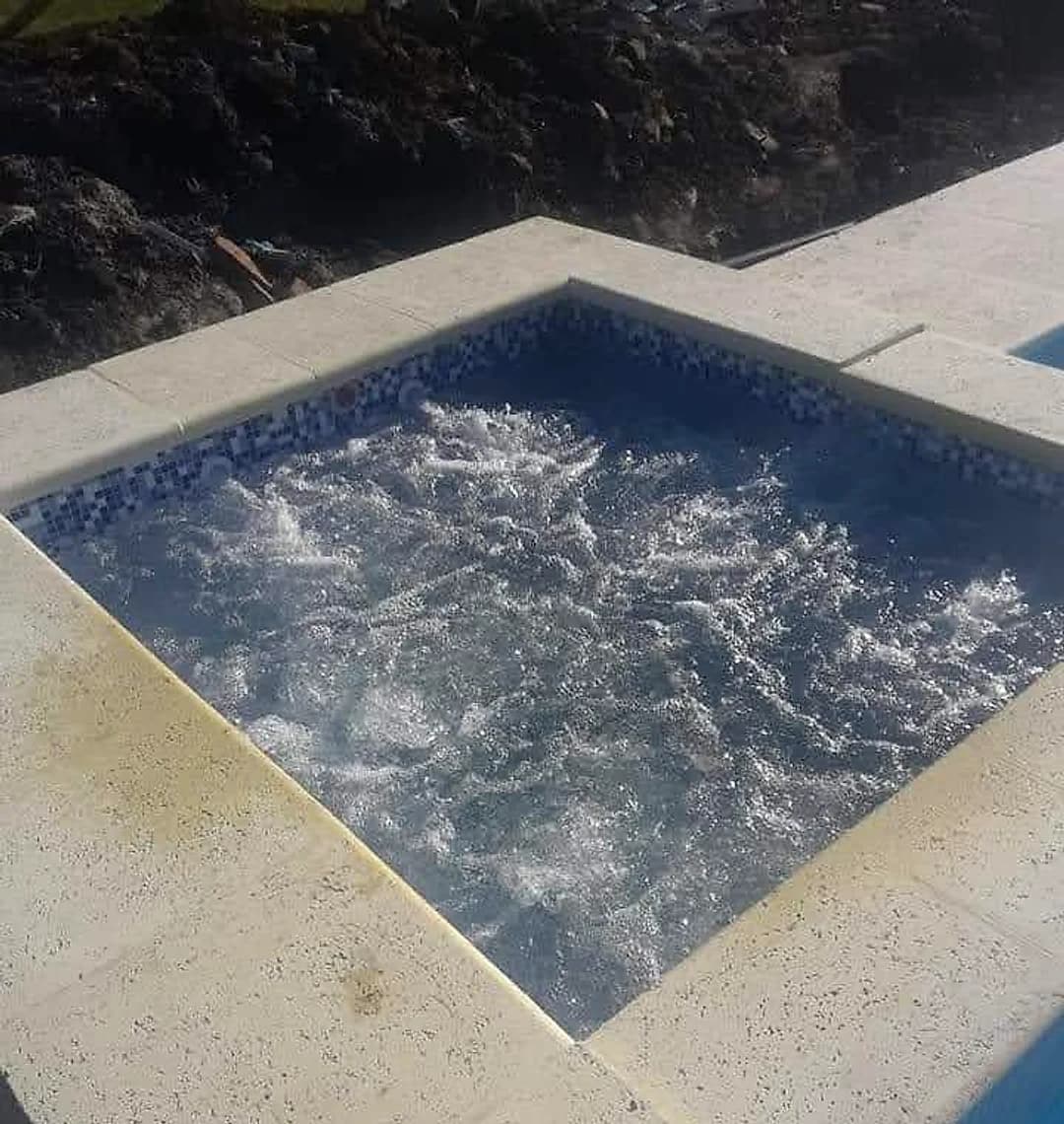 Spa con hidromasaje y revestimiento de venecitas