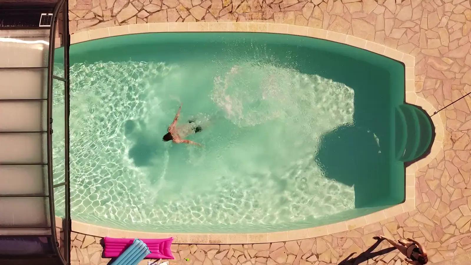 Vista aérea de una piscina romana rodeada de piedra